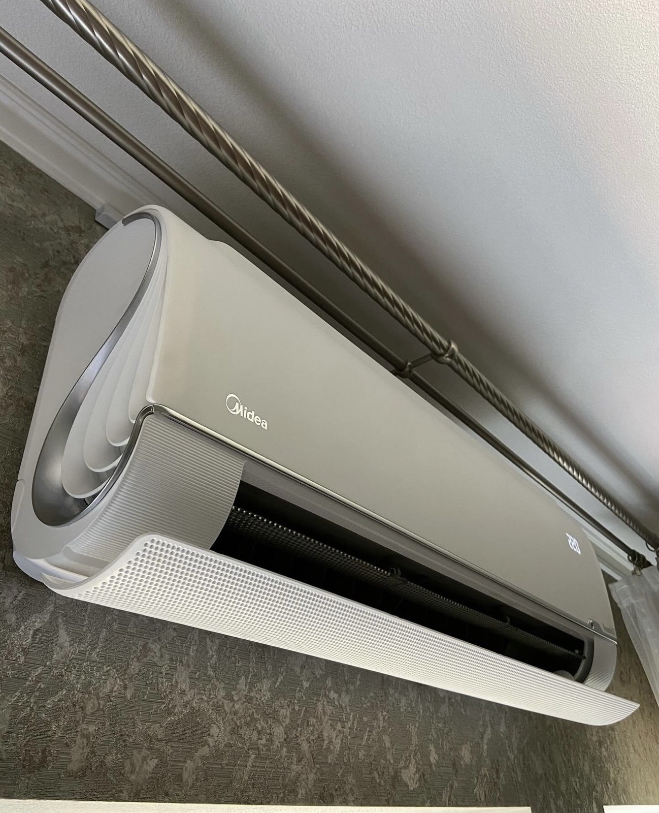 Midea Breezeless — у окна
